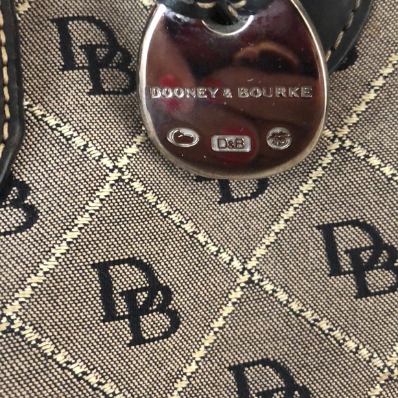 Authentic Dooney & Bourke purse. - Picture 2 of 8